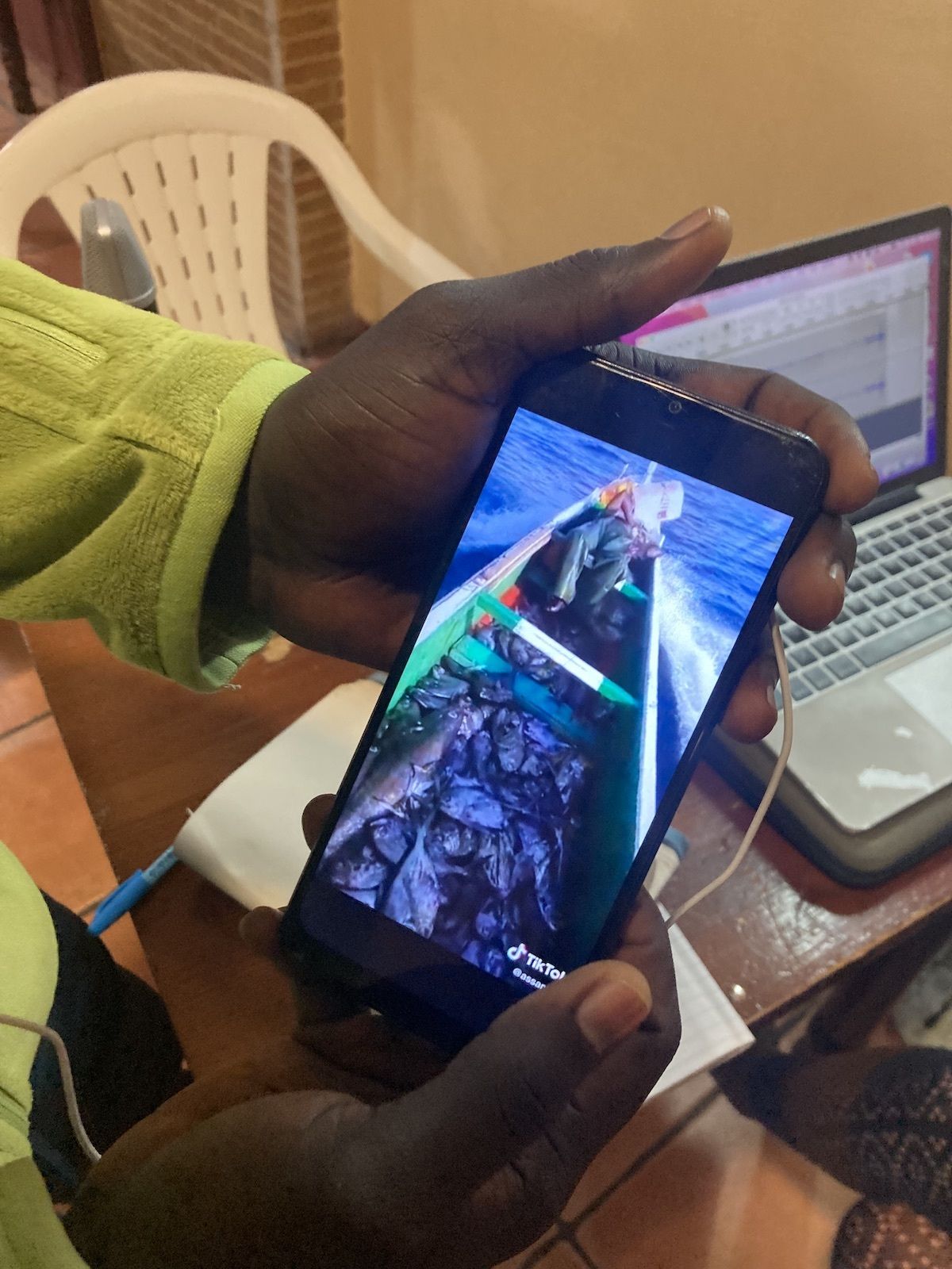 Maguette Dieye mostrándonos su lancha de pesca en Senegal foto de Eva Joy